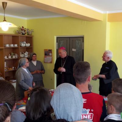 10 iunie: Oneşti: Vizita PS Petru Gherghel la Surorile lui Isus Răscumpărătorul