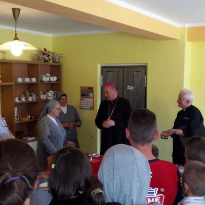 10 iunie: Oneşti: Vizita PS Petru Gherghel la Surorile lui Isus Răscumpărătorul