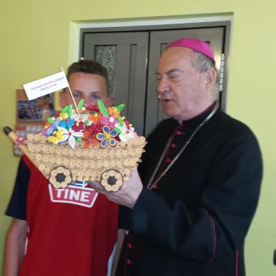 10 iunie: Oneşti: Vizita PS Petru Gherghel la Surorile lui Isus Răscumpărătorul