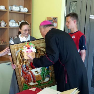 10 iunie: Oneşti: Vizita PS Petru Gherghel la Surorile lui Isus Răscumpărătorul