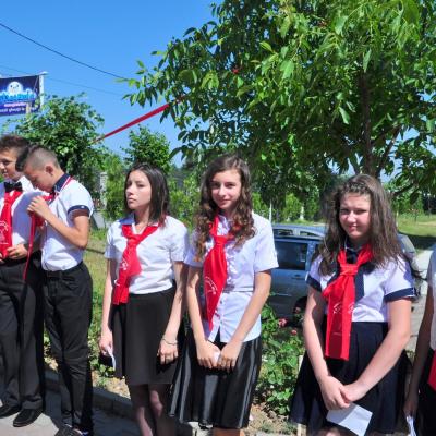 13 iunie: Bacău: Administrarea sfântului Mir în Parohia "Sfânta Cruce"