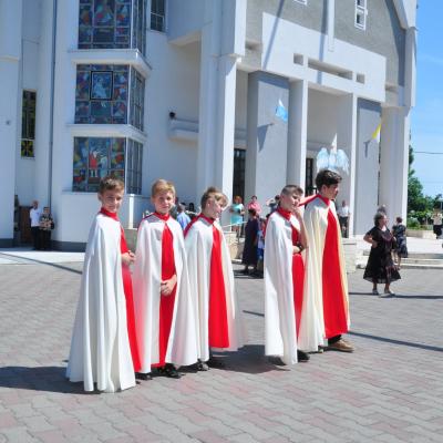 13 iunie: Bacău: Administrarea sfântului Mir în Parohia "Sfânta Cruce"