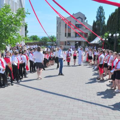 13 iunie: Bacău: Administrarea sfântului Mir în Parohia "Sfânta Cruce"