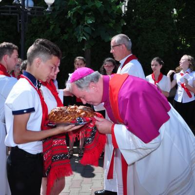 13 iunie: Bacău: Administrarea sfântului Mir în Parohia "Sfânta Cruce"
