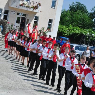 13 iunie: Bacău: Administrarea sfântului Mir în Parohia "Sfânta Cruce"