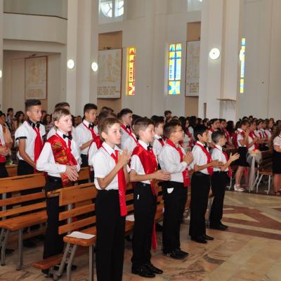 13 iunie: Bacău: Administrarea sfântului Mir în Parohia "Sfânta Cruce"