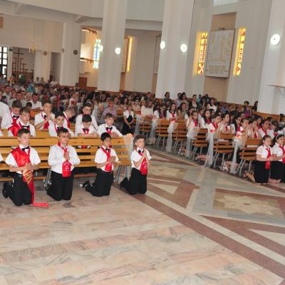 13 iunie: Bacău: Administrarea sfântului Mir în Parohia "Sfânta Cruce"