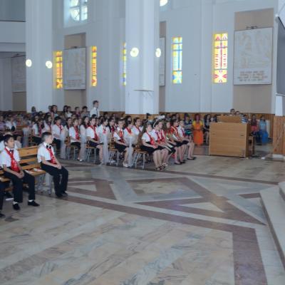 13 iunie: Bacău: Administrarea sfântului Mir în Parohia "Sfânta Cruce"