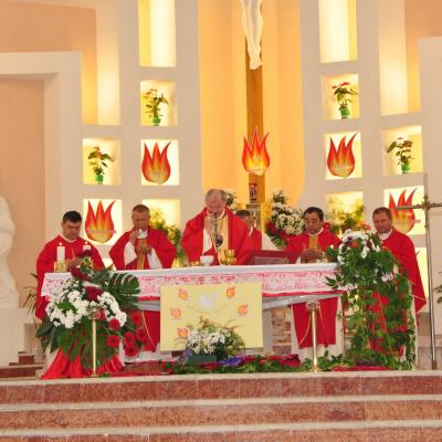 13 iunie: Bacău: Administrarea sfântului Mir în Parohia "Sfânta Cruce"