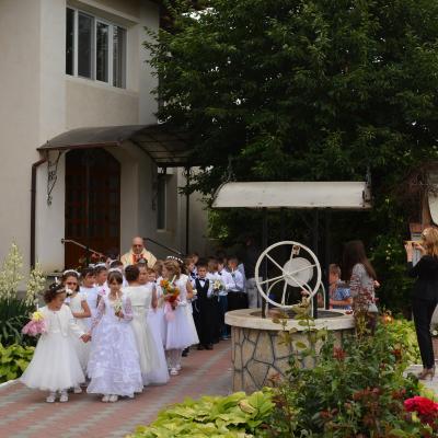 21 iunie: Huşi "Sfântul Anton de Padova": Prima Sfântă Împărtăşanie a copiilor