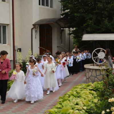 21 iunie: Huşi "Sfântul Anton de Padova": Prima Sfântă Împărtăşanie a copiilor