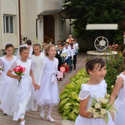 21 iunie: Huşi "Sfântul Anton de Padova": Prima Sfântă Împărtăşanie a copiilor