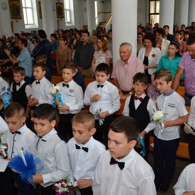 21 iunie: Huşi "Sfântul Anton de Padova": Prima Sfântă Împărtăşanie a copiilor