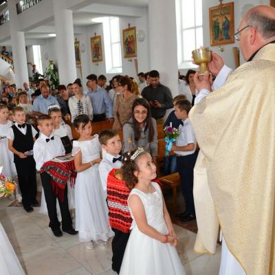 21 iunie: Huşi "Sfântul Anton de Padova": Prima Sfântă Împărtăşanie a copiilor