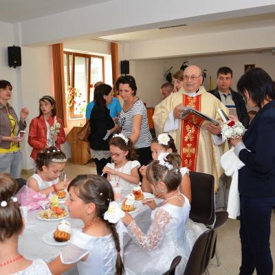 21 iunie: Huşi "Sfântul Anton de Padova": Prima Sfântă Împărtăşanie a copiilor