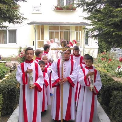 21 iunie: Baraţi: Alături de primul paroh