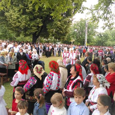 21 iunie: Baraţi: Alături de primul paroh
