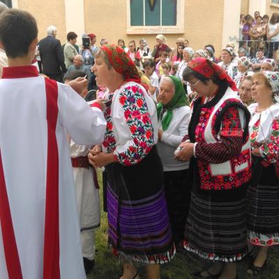 21 iunie: Baraţi: Alături de primul paroh