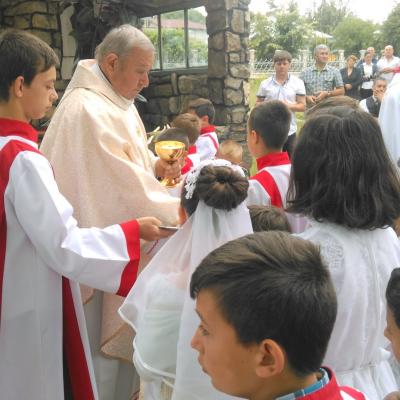 21 iunie: Baraţi: Alături de primul paroh