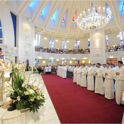 24 iunie: La Iaşi au fost sfinţiţi 14 preoţi