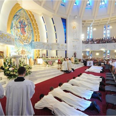 24 iunie: La Iaşi au fost sfinţiţi 14 preoţi