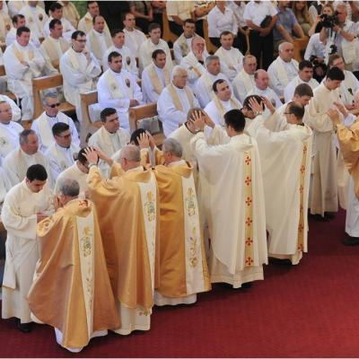 24 iunie: La Iaşi au fost sfinţiţi 14 preoţi