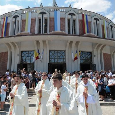24 iunie: La Iaşi au fost sfinţiţi 14 preoţi
