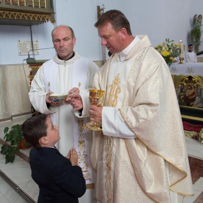 28 iunie: Cacica: Prima Sfântă Împărtăşanie