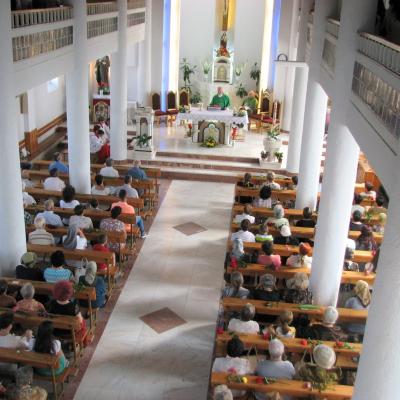 19 iulie: Huşi "Sfântul Anton de Padova": Liturghia de mulţumire a părintelui Ieronim Budulai pentru 50 ani de preoţie