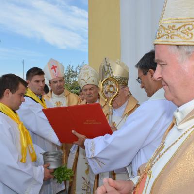 22 august: Traian (NT): Sfinţirea bisericii şi consacrarea altarului. Foto: Ovidiu Bişog