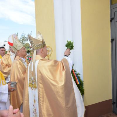 22 august: Traian (NT): Sfinţirea bisericii şi consacrarea altarului. Foto: Ovidiu Bişog