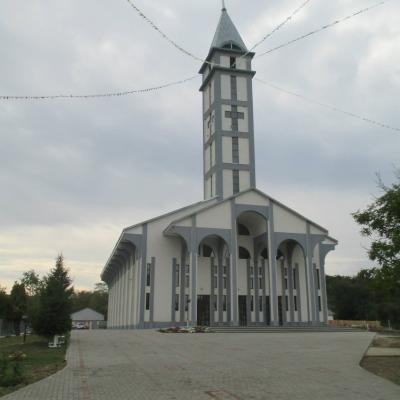 23 august: Horleşti: Sfinţirea bisericii "Trupul şi Sângele Domnului"