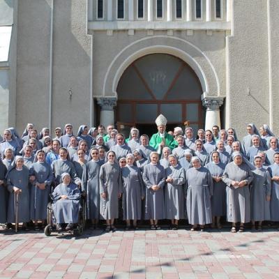 6 septembrie: Hălăuceşti: Vizita PS Petru Gherghel la Surorile Franciscane Misionare de Assisi