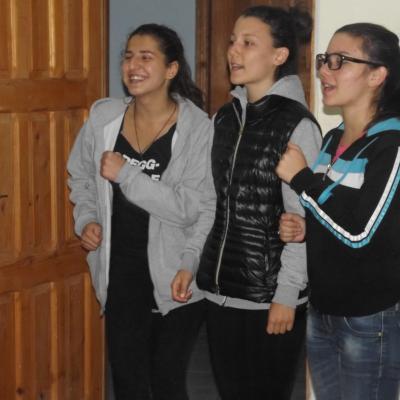 3 octombrie: Ploscuţeni şi Oituz: Rechizite şcolare pentru copiii săraci oferite de Kolping Moldova