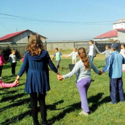 3 octombrie: Ploscuţeni şi Oituz: Rechizite şcolare pentru copiii săraci oferite de Kolping Moldova
