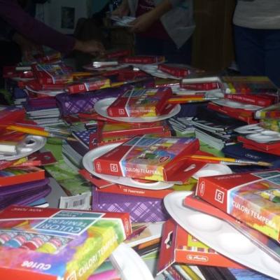 3 octombrie: Ploscuţeni şi Oituz: Rechizite şcolare pentru copiii săraci oferite de Kolping Moldova