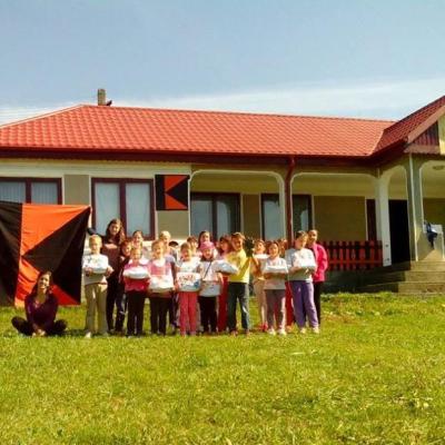 3 octombrie: Ploscuţeni şi Oituz: Rechizite şcolare pentru copiii săraci oferite de Kolping Moldova