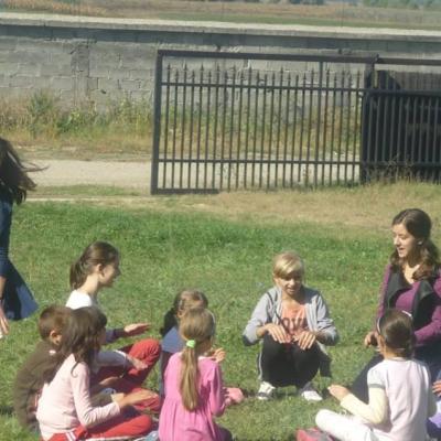 3 octombrie: Ploscuţeni şi Oituz: Rechizite şcolare pentru copiii săraci oferite de Kolping Moldova