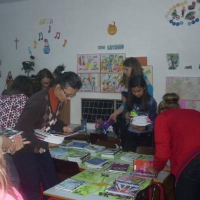 3 octombrie: Ploscuţeni şi Oituz: Rechizite şcolare pentru copiii săraci oferite de Kolping Moldova
