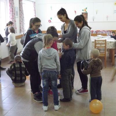 3 octombrie: Ploscuţeni şi Oituz: Rechizite şcolare pentru copiii săraci oferite de Kolping Moldova