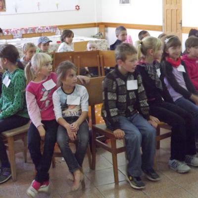 3 octombrie: Ploscuţeni şi Oituz: Rechizite şcolare pentru copiii săraci oferite de Kolping Moldova