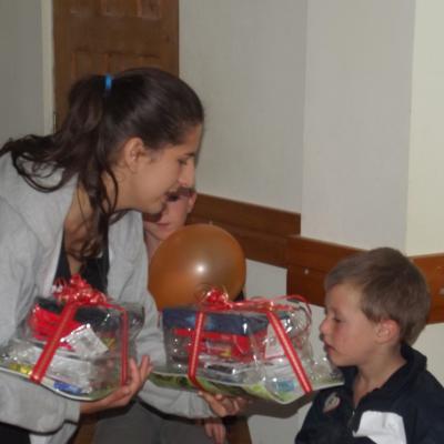 3 octombrie: Ploscuţeni şi Oituz: Rechizite şcolare pentru copiii săraci oferite de Kolping Moldova