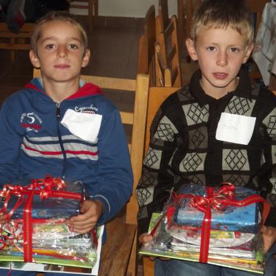 3 octombrie: Ploscuţeni şi Oituz: Rechizite şcolare pentru copiii săraci oferite de Kolping Moldova