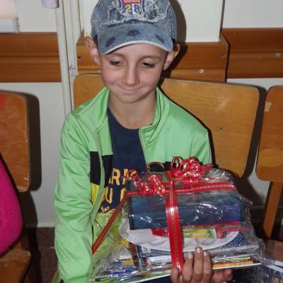 3 octombrie: Ploscuţeni şi Oituz: Rechizite şcolare pentru copiii săraci oferite de Kolping Moldova