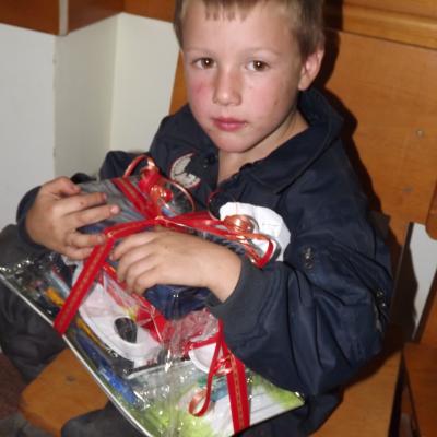 3 octombrie: Ploscuţeni şi Oituz: Rechizite şcolare pentru copiii săraci oferite de Kolping Moldova