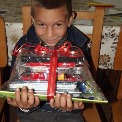 3 octombrie: Ploscuţeni şi Oituz: Rechizite şcolare pentru copiii săraci oferite de Kolping Moldova