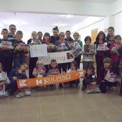 3 octombrie: Ploscuţeni şi Oituz: Rechizite şcolare pentru copiii săraci oferite de Kolping Moldova