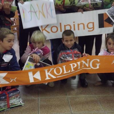 3 octombrie: Ploscuţeni şi Oituz: Rechizite şcolare pentru copiii săraci oferite de Kolping Moldova