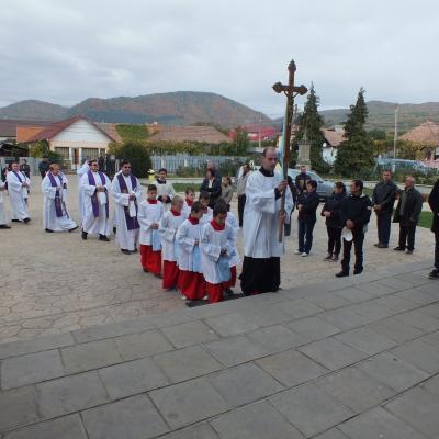24 octombrie: Oituz: Funeraliile părintelui Mihai Vacaru. Foto: Cătălin Balint