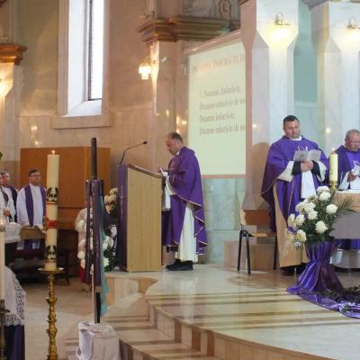24 octombrie: Oituz: Funeraliile părintelui Mihai Vacaru. Foto: Cătălin Balint